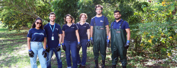 Colaboradores da Iguá reunidos em ação voltada à sustentabilidade e preservação ambiental