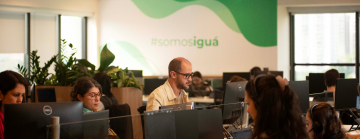 Colaboradores da Iguá em escritório representando ações de ética, transparência e integridade
