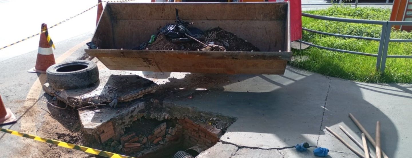 Águas Cuiabá retira 120 toneladas de resíduos das bocas de lobo na região da Prainha Águas Cuiabá retira 120 toneladas de resíduos das bocas de lobo na região da Prainha