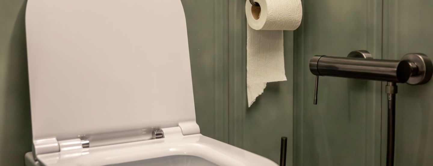 Rede de esgoto não é lixeira: descarte incorreto causa entupimentos e riscos ambientais