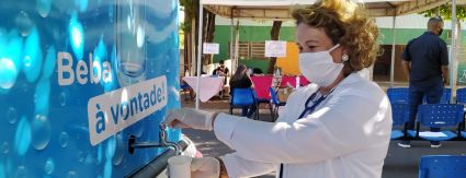 População bebe água à vontade em Aquamóvel População bebe água à vontade em Aquamóvel