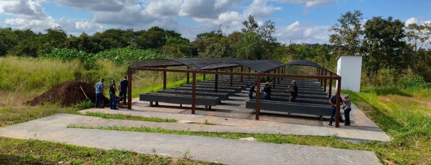 Compostagem transforma resíduos do saneamento em fertilizante em Cuiabá