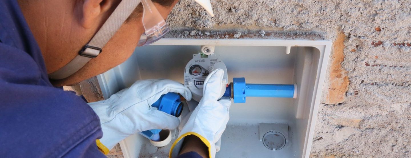 CADA UM COM SUA LIGAÇÃO: Sanessol alerta que emprestar água para terceiros é ilegal CADA UM COM SUA LIGAÇÃO: Sanessol alerta que emprestar água para terceiros é ilegal